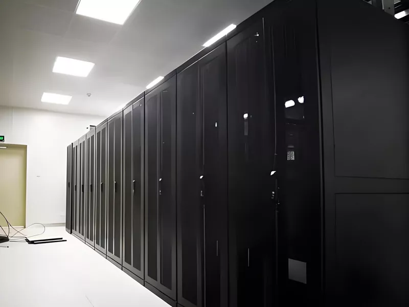 Cabinet cu culoar rece al centrului de date